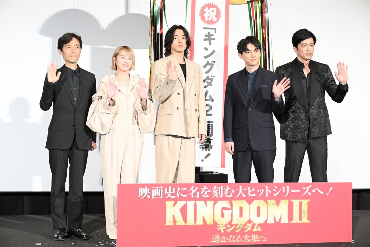 『キングダム2』吉沢亮こだわりの「椅子の座り方」 山崎賢人も絶賛「かっこよかった」
