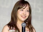 【写真】板野友美、雑誌表紙で母娘共演　「お母さんにそっくり」と反響も