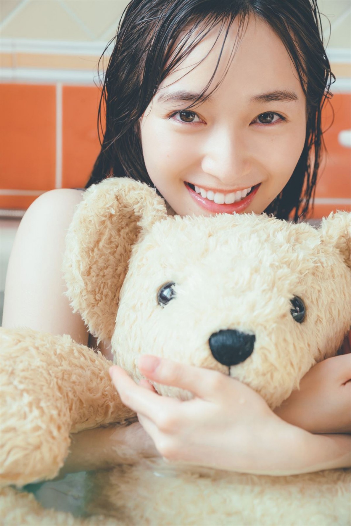 櫻坂46・守屋麗奈、クマちゃんを抱きしめるお風呂カット　封入用ポストカード絵柄を公開