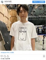 “Tシャツ顔真似”をする間宮祥太朗　※ドラマ『魔法のリノベ』公式インスタグラム