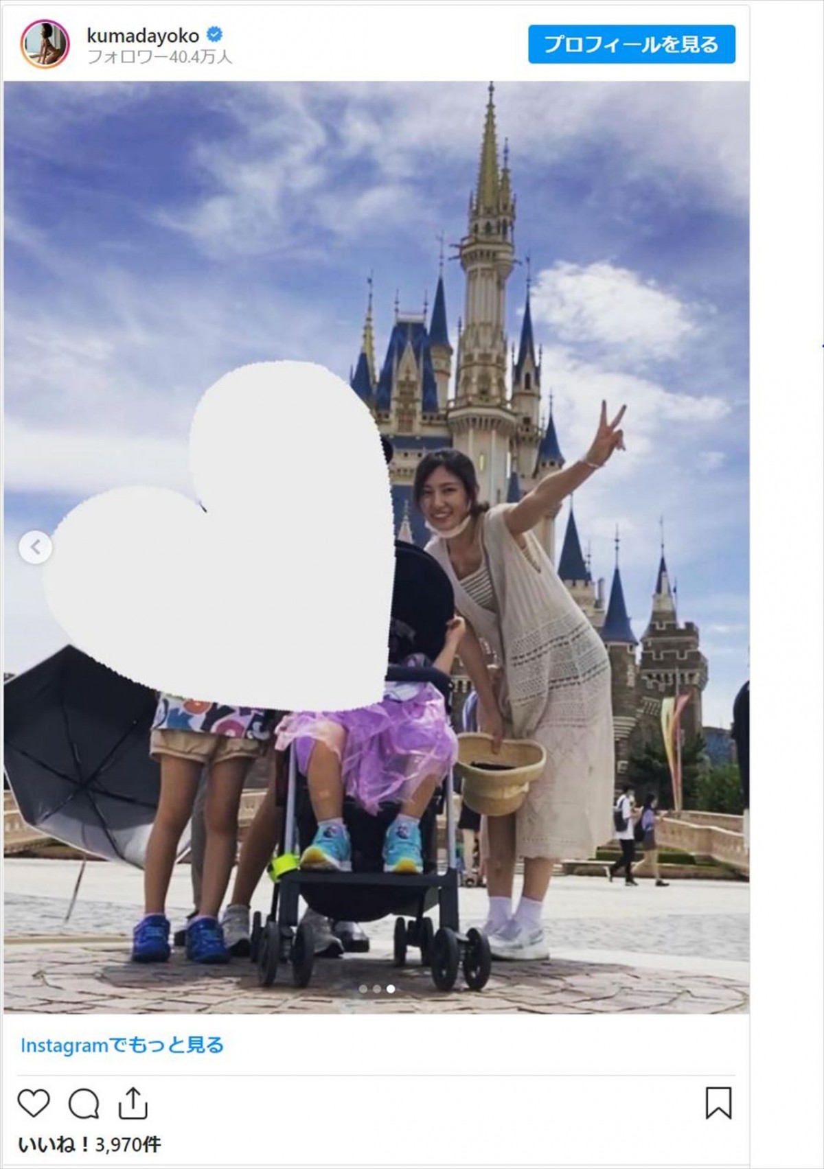 熊田曜子、美腹筋チラ見せで“親子ディズニー”堪能「流石のスタイル」「美脚」