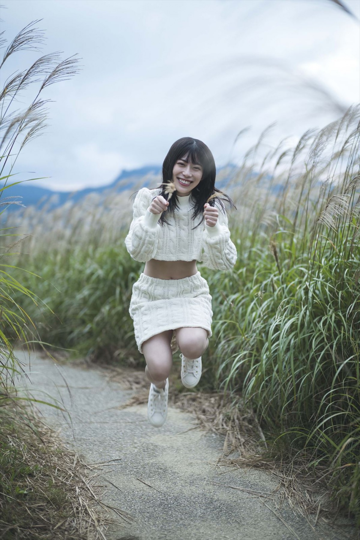 日向坂46・東村芽依、初の水着カット公開　「水浴びをしているようで楽しかった」