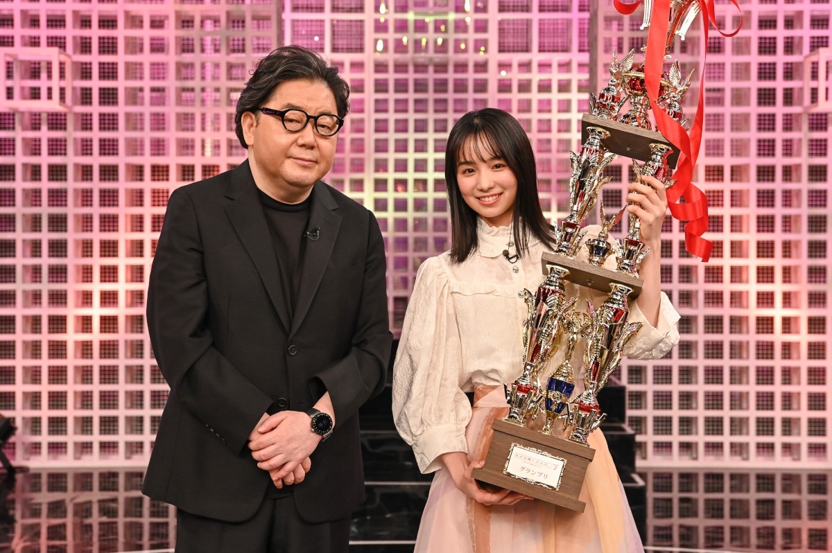『私が女優になる日_』season2、(左から)秋元康、2代目グランプリに輝いた幸澤沙良