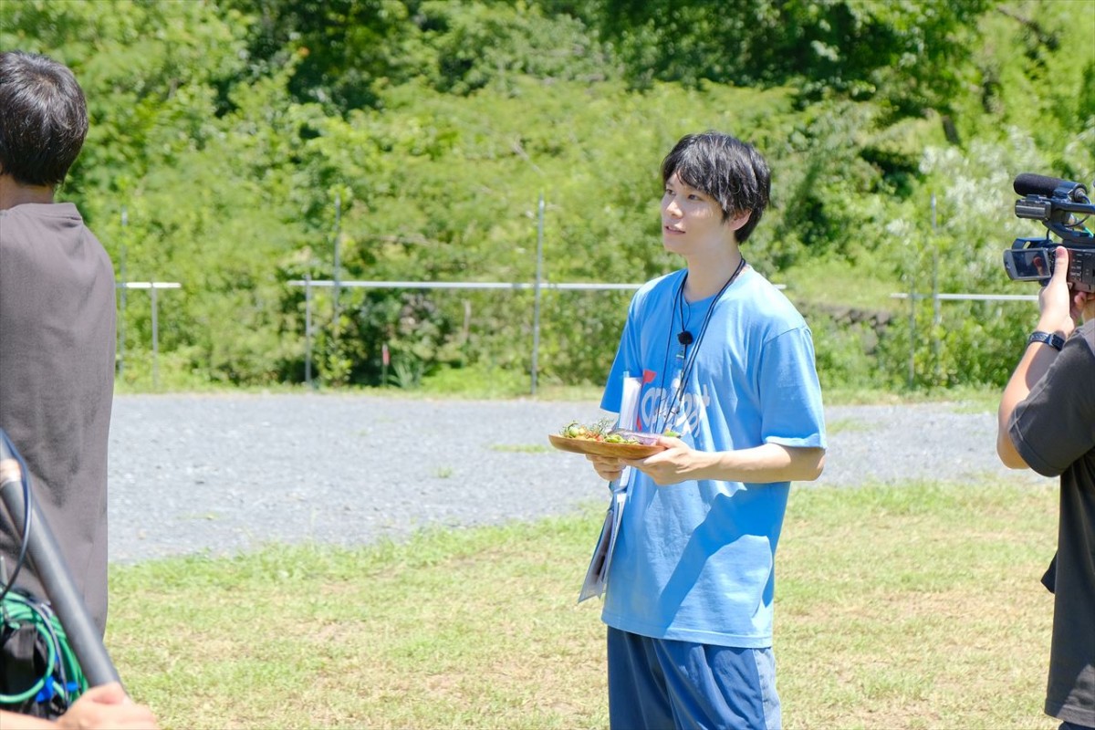 中村倫也＆松坂桃李＆菅田将暉、真夏のキャンプ場で料理対決！　メイキングカット到着