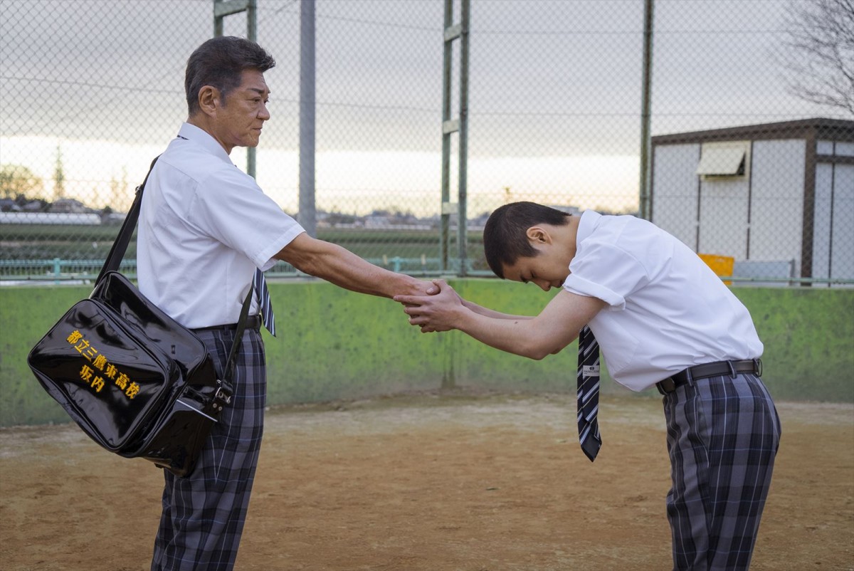 小沢仁志、まさかの高校球児に　醍醐虎汰朗と気合の握手！ 『野球部に花束を』本編映像