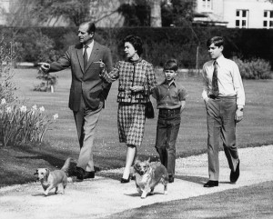 （左から）フィリップ殿下、エリザベス女王、後のエドワード王子とアンドルー王子（1973年）