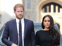 ヘンリー王子＆メーガン妃、Netflixのドキュメンタリーの公開延期を要望（現地時間9月10日ウィンザー城前に姿を現した際のもの）