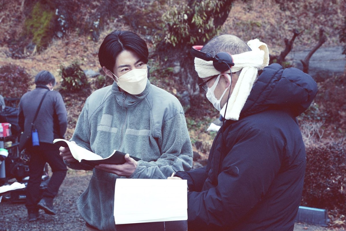 相葉雅紀主演『“それ”がいる森』、中田秀夫監督と真剣な眼差しで意見を交わすメイキング写真公開