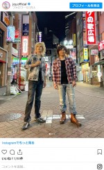 金髪×盛り髪、ギャル男姿のJOY　※「JOY」インスタグラム