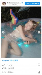 自宅でナイトプールを楽しむ益若つばさ　※「益若つばさ」インスタグラム