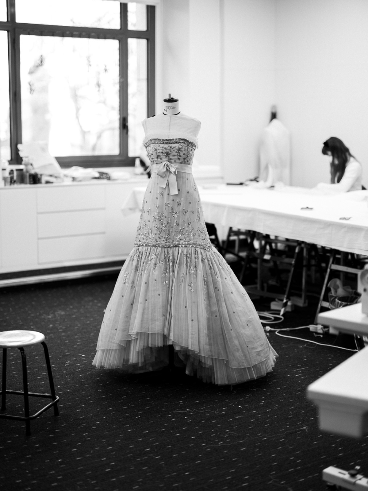 『スペンサー ダイアナの決意』シャネルが衣装全面協力　白のイブニングドレス制作過程も公開