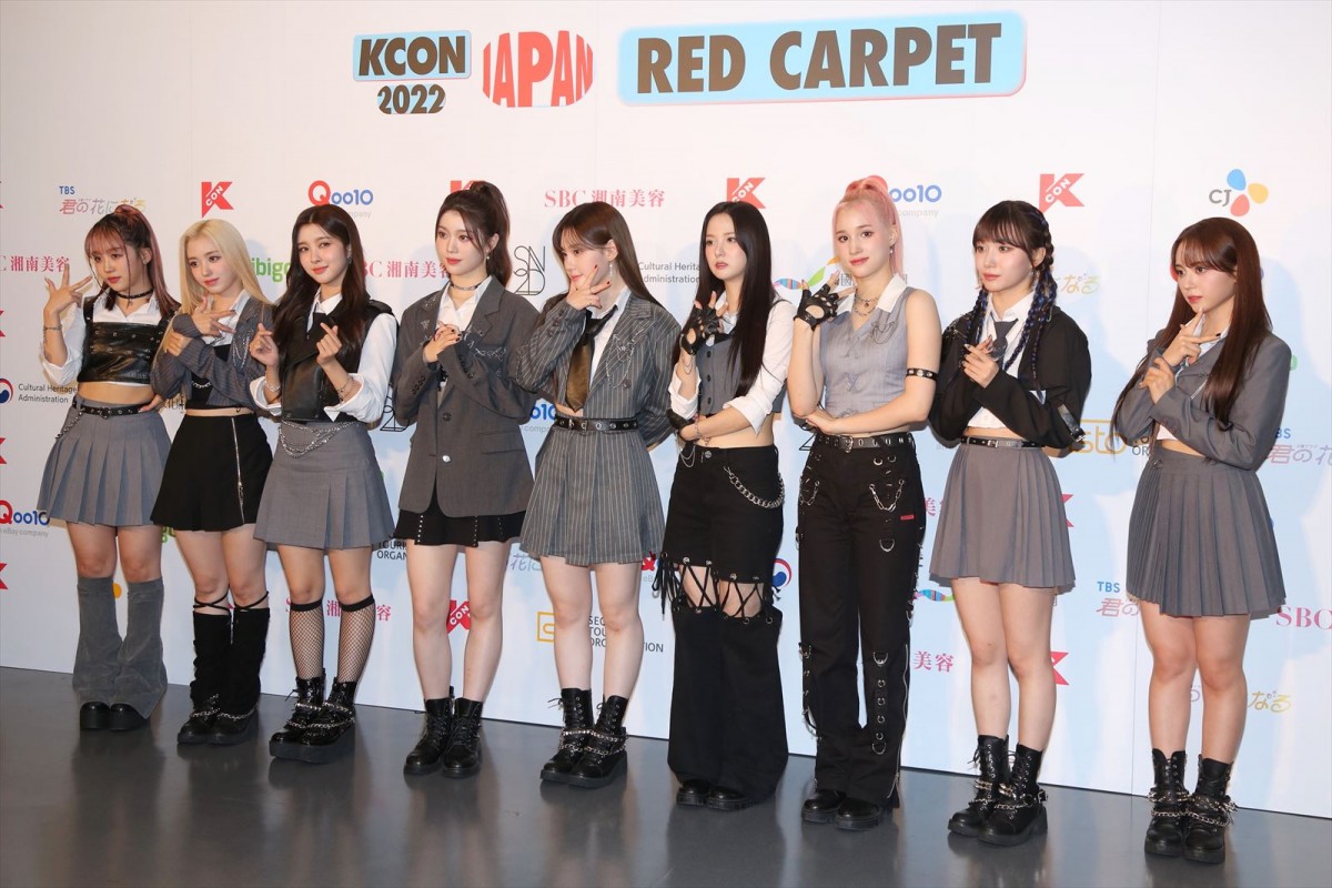 NiziU「KCON」最終日にそろって登場！　へそチラ＆ブーツのキュートコーデ