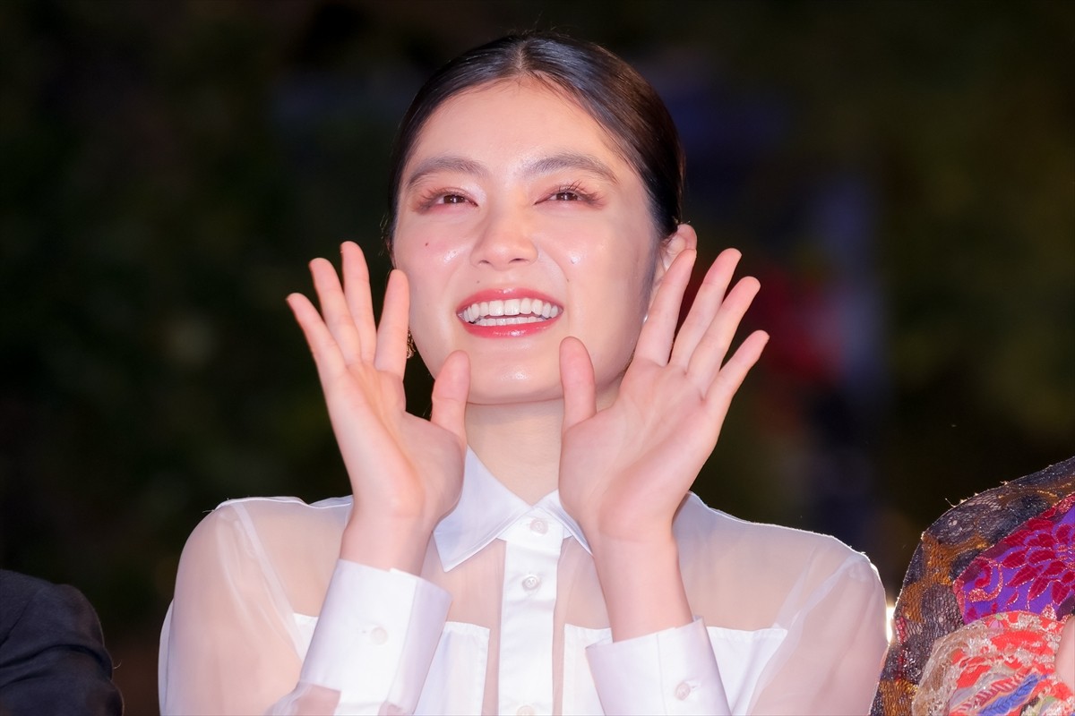 前田敦子、深Vネックスーツで輝く美しさ！　笑顔でファンサービスも＜第35回東京国際映画祭＞