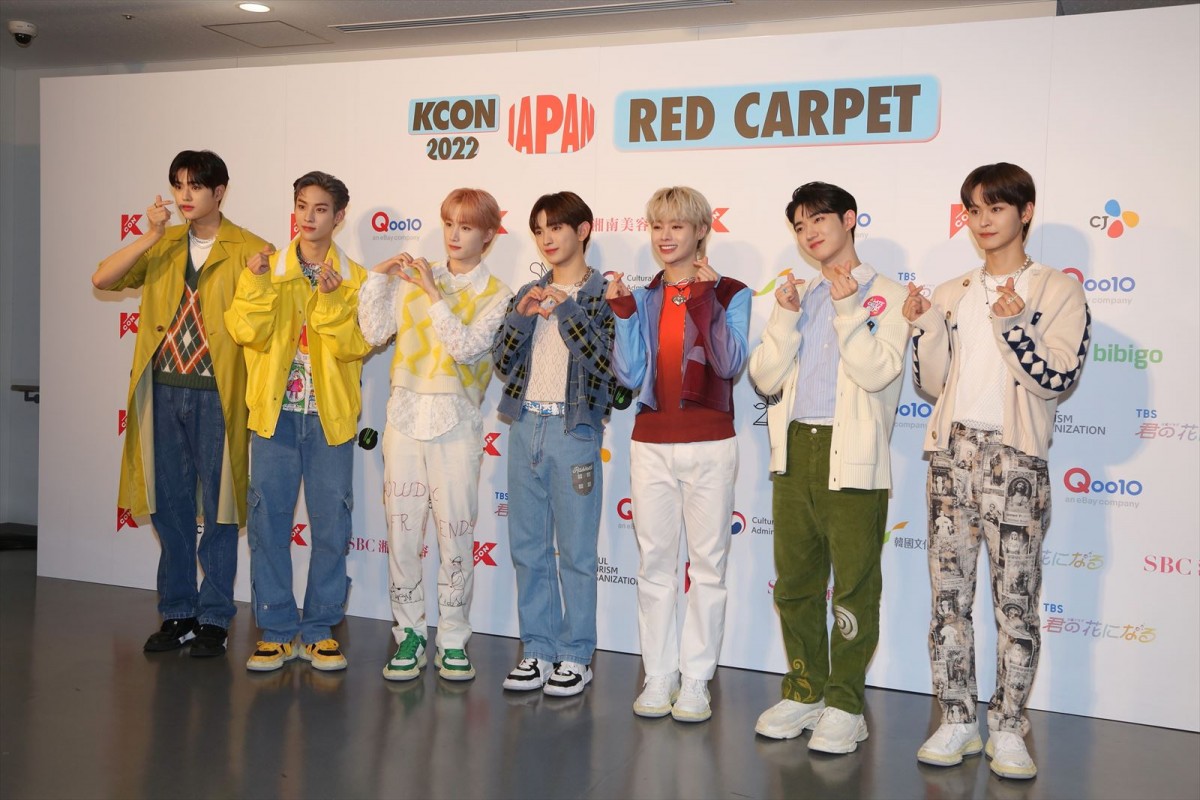 NiziU「KCON」最終日にそろって登場！　へそチラ＆ブーツのキュートコーデ