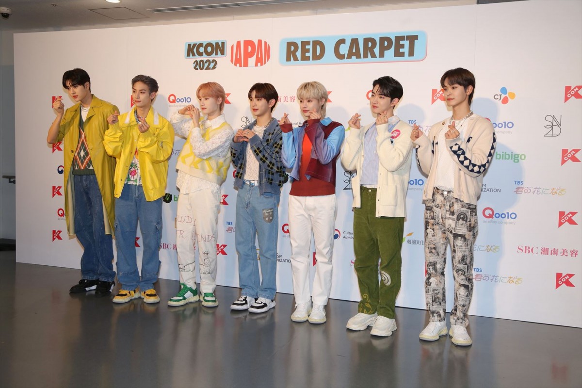 NiziU「KCON」最終日にそろって登場！　へそチラ＆ブーツのキュートコーデ