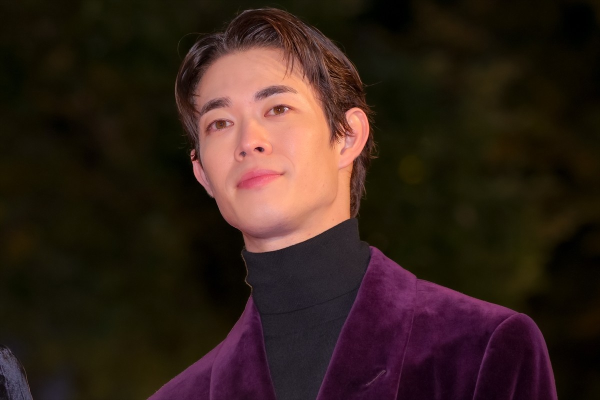 鈴木亮平＆宮沢氷魚、シックなスーツ姿で魅了！　身長180cm超えの見事な着こなし＜第35回東京国際映画祭＞