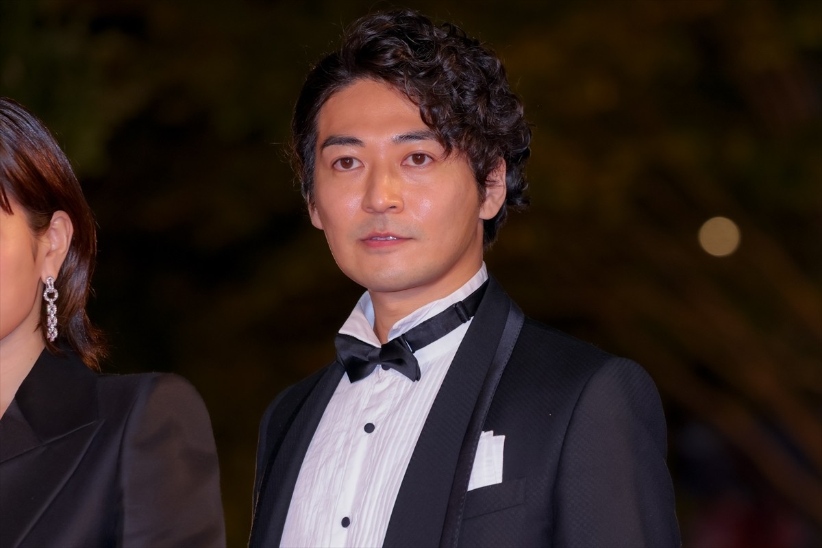 前田敦子、深Vネックスーツで輝く美しさ！　笑顔でファンサービスも＜第35回東京国際映画祭＞