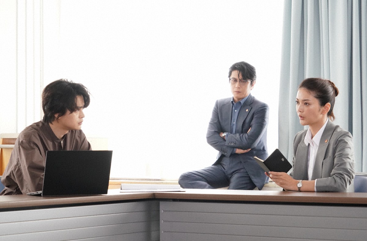 『霊媒探偵・城塚翡翠』第2話　“香月”瀬戸康史、“翡翠”清原果耶の思いを汲み難事件を推理