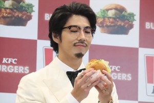 「ケンタッキーバーガー本気宣言」発表会に登壇した賀来賢人