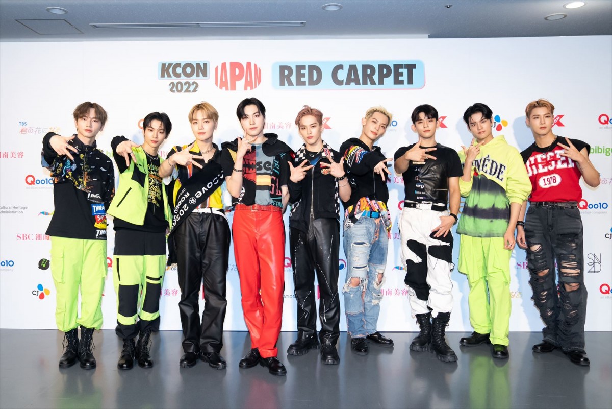 INI・LE SSERAFIMら「KCON」初日レッドカーペット　グループの個性輝く衣装に注目