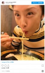 ラーメンすすり顔！　※「山口もえ」インスタグラム