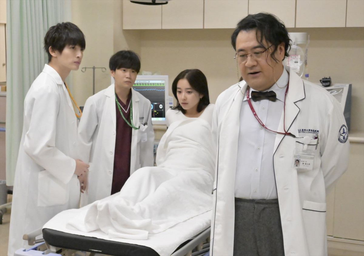 ドラマ『祈りのカルテ 研修医の謎解き診察記録』第4話場面写真