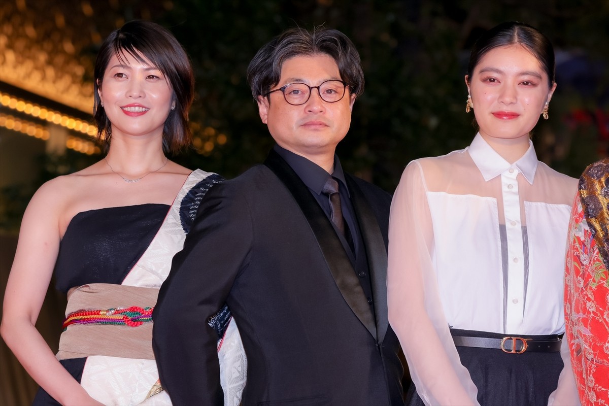前田敦子、深Vネックスーツで輝く美しさ！　笑顔でファンサービスも＜第35回東京国際映画祭＞