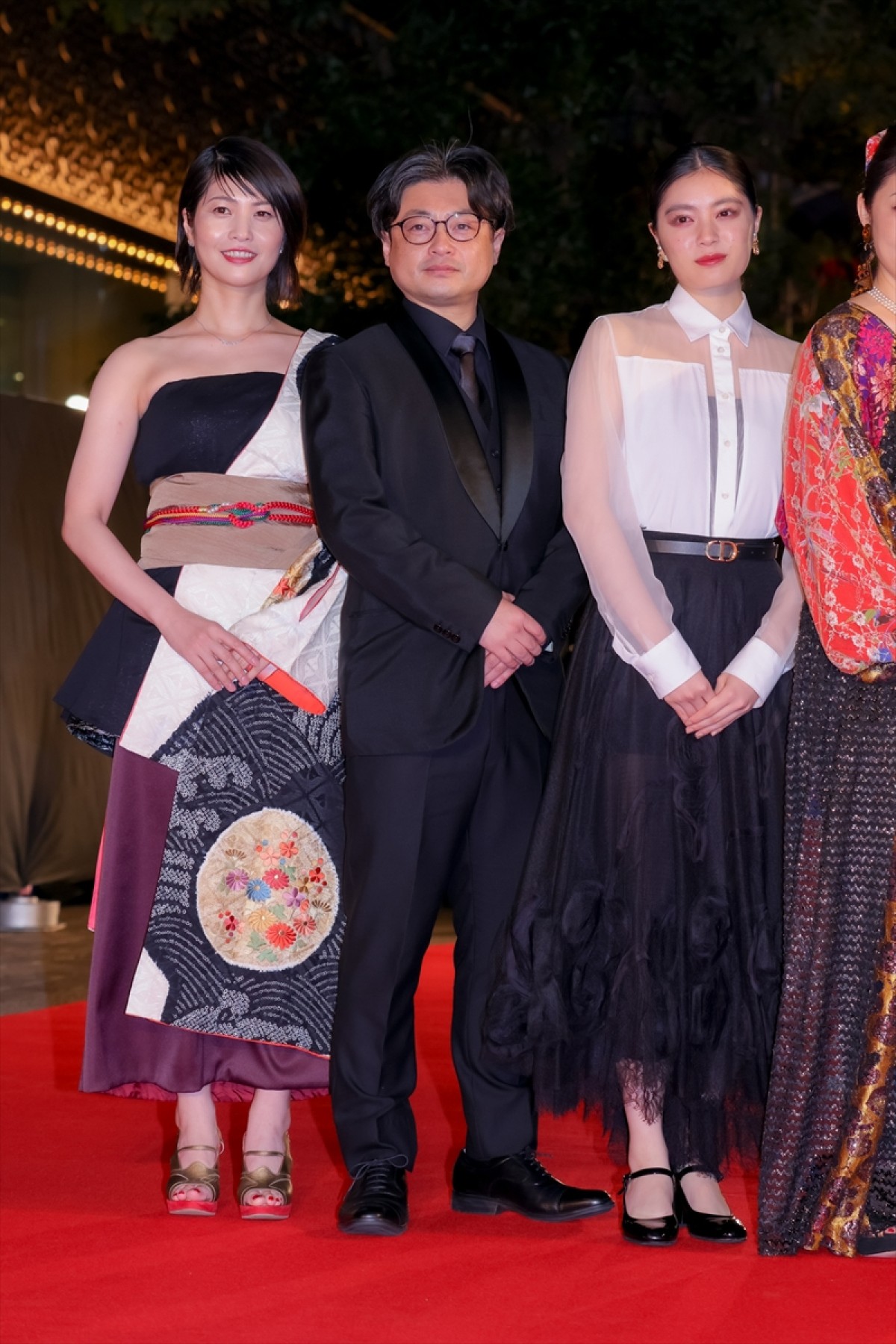 前田敦子、深Vネックスーツで輝く美しさ！　笑顔でファンサービスも＜第35回東京国際映画祭＞