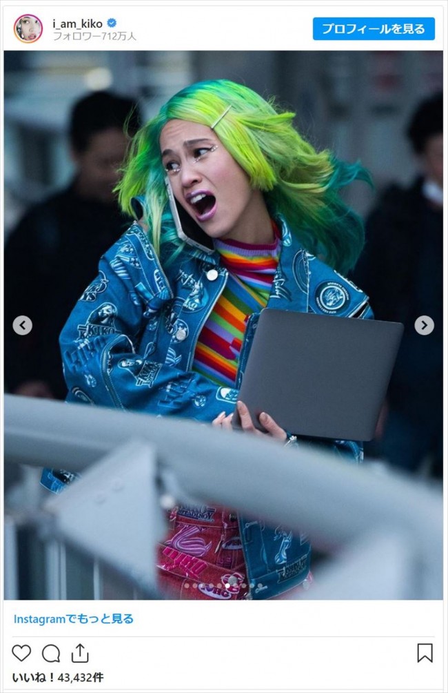 写真）水原希子32歳、カラフルヘア＆ファンキーなストリート