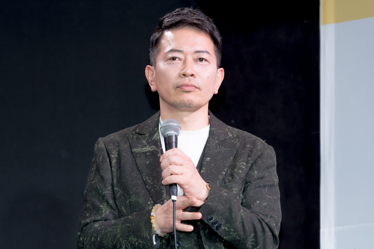 宮迫博之、ヒカルと「牛宮城」記者発表会に出席「フラッシュが温かい」