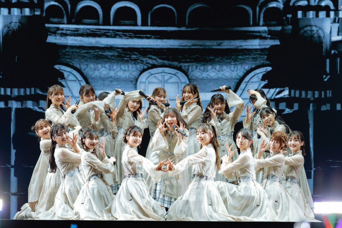 日向坂46・四期生、ライブ初パフォーマンス　「ブルーベリー＆ラズベリー」をフレッシュに披露＜Happy Smile Tour 2022＞
