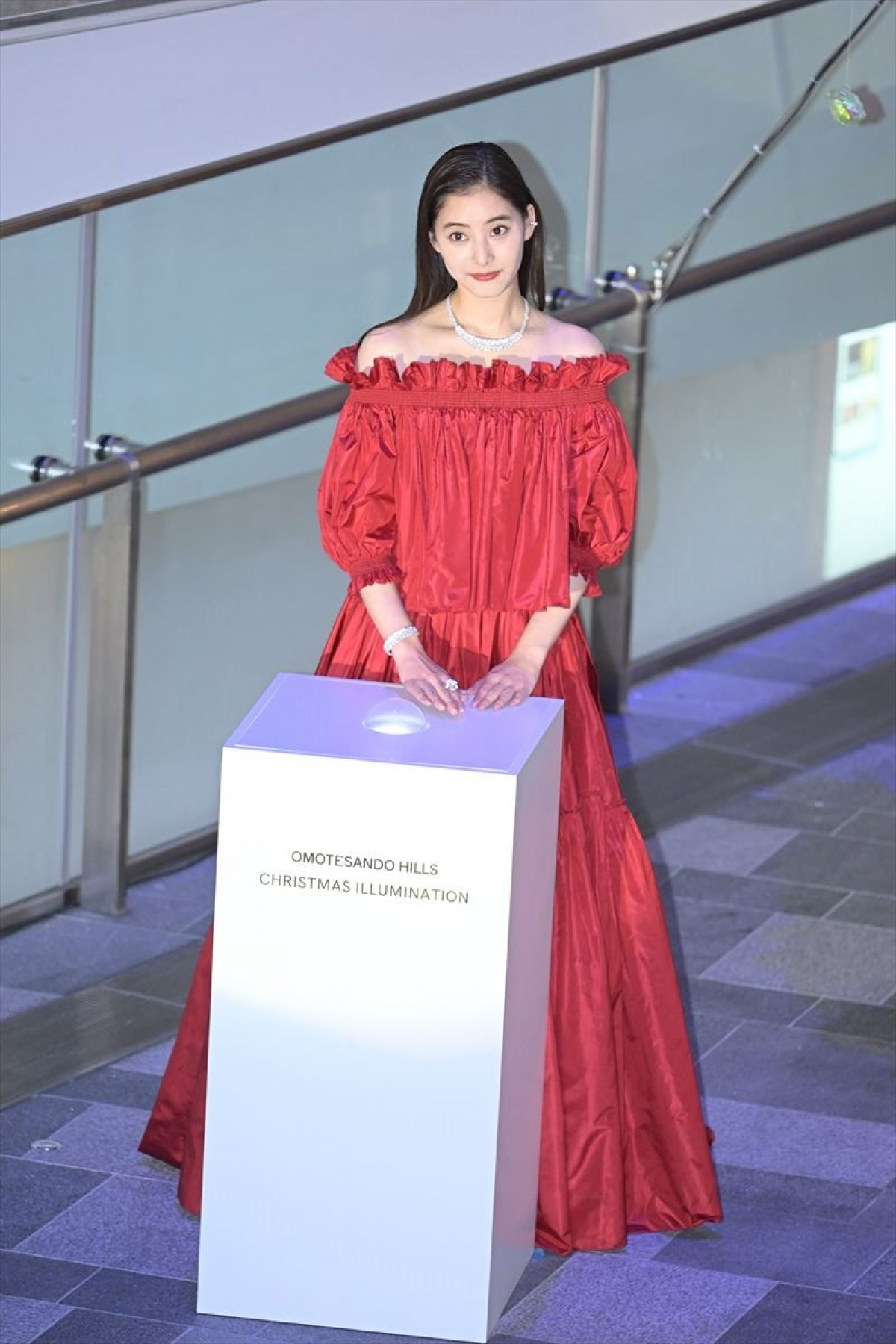 新木優子、美しい深紅のドレス姿　ツリー点灯式でクリスマスの思い出語る