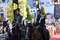 「ぎふ信長まつり」信長公騎馬武者行列に参加した伊藤英明（左）と木村拓哉（右）