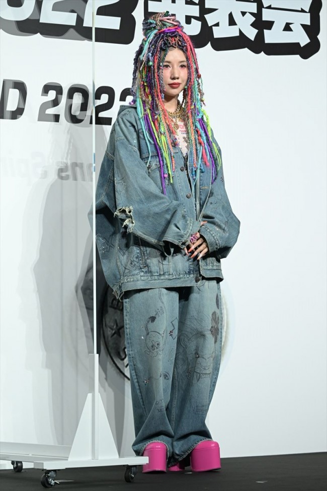 仲里依紗 ド派手なドレッドで登場 これまで費やしたデニム代で 高級車買える 22年11月10日 写真 エンタメ ニュース クランクイン