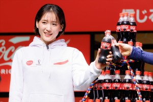 綾瀬はるか、「コカ・コーラ」FIFA ワールドカップ 開催国ボトル発売記念イベントに登場