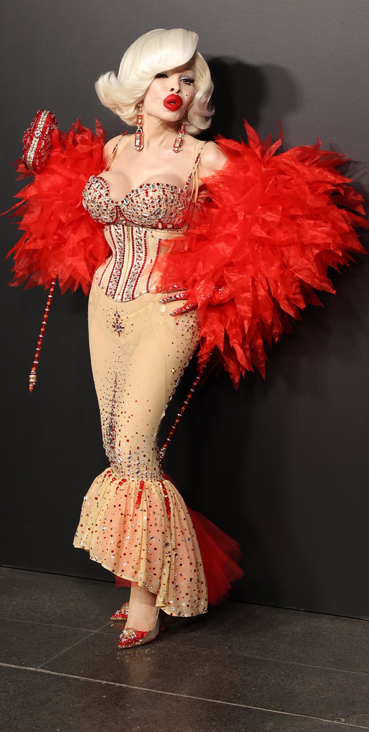 マドンナ娘、シアーなボディスーツ姿＆カイリー・ジェンナーは豪華ヘッドドレスで美術館のイベントに