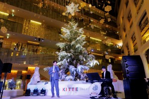 松下洸平、「『WHITE KITTE』白い森を彩る 光と音の点灯式」に登場