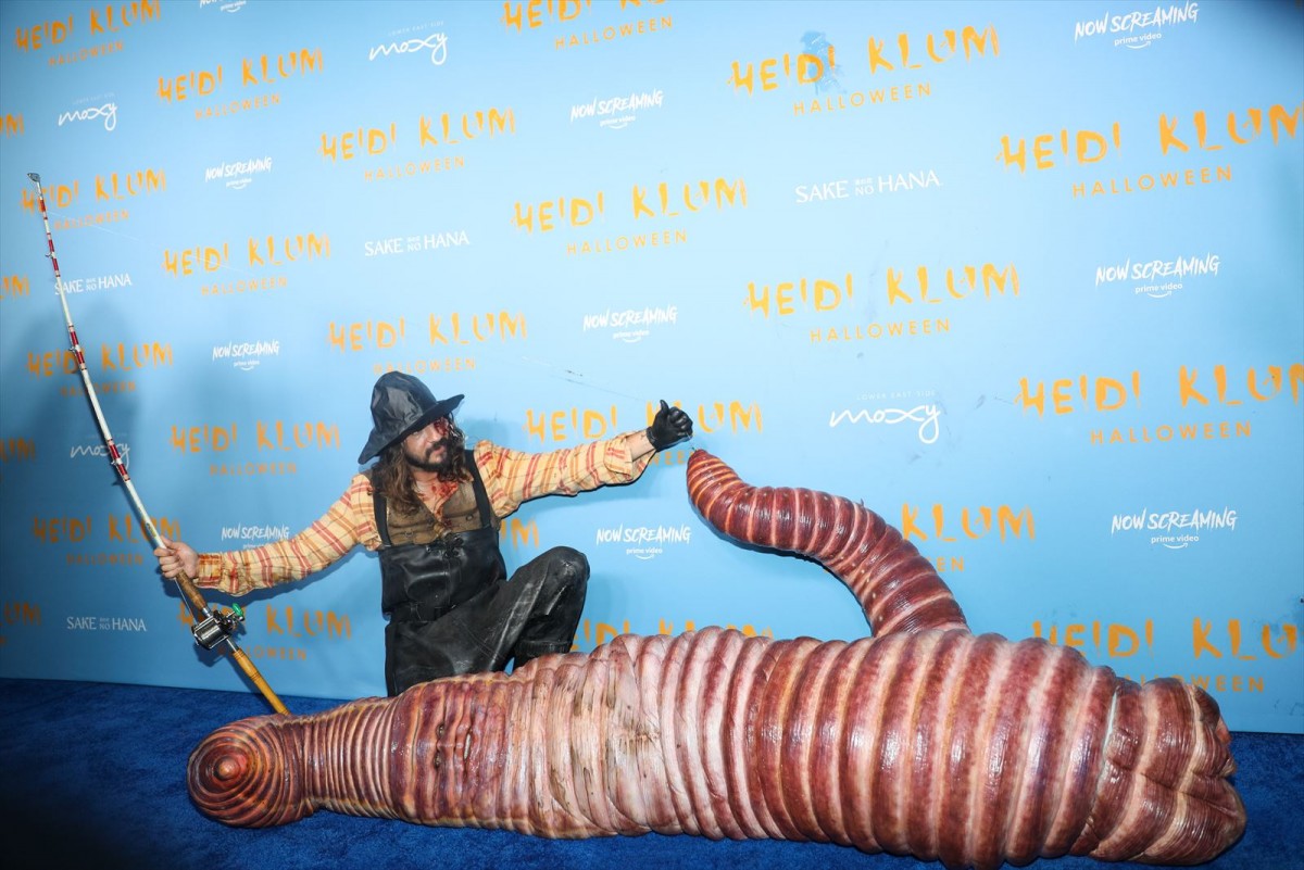 ハイディ・クルム、リアル＆巨大すぎる「釣餌」に変身