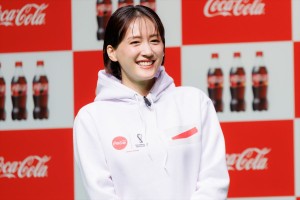 綾瀬はるか、「コカ・コーラ」FIFA ワールドカップ 開催国ボトル発売記念イベントに登場