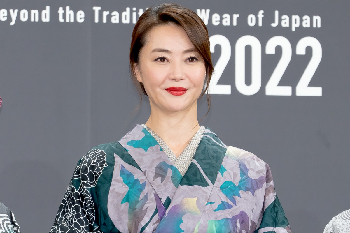 吉岡里帆、グレー基調の着物でランウェイ　着物は「憧れの装い」