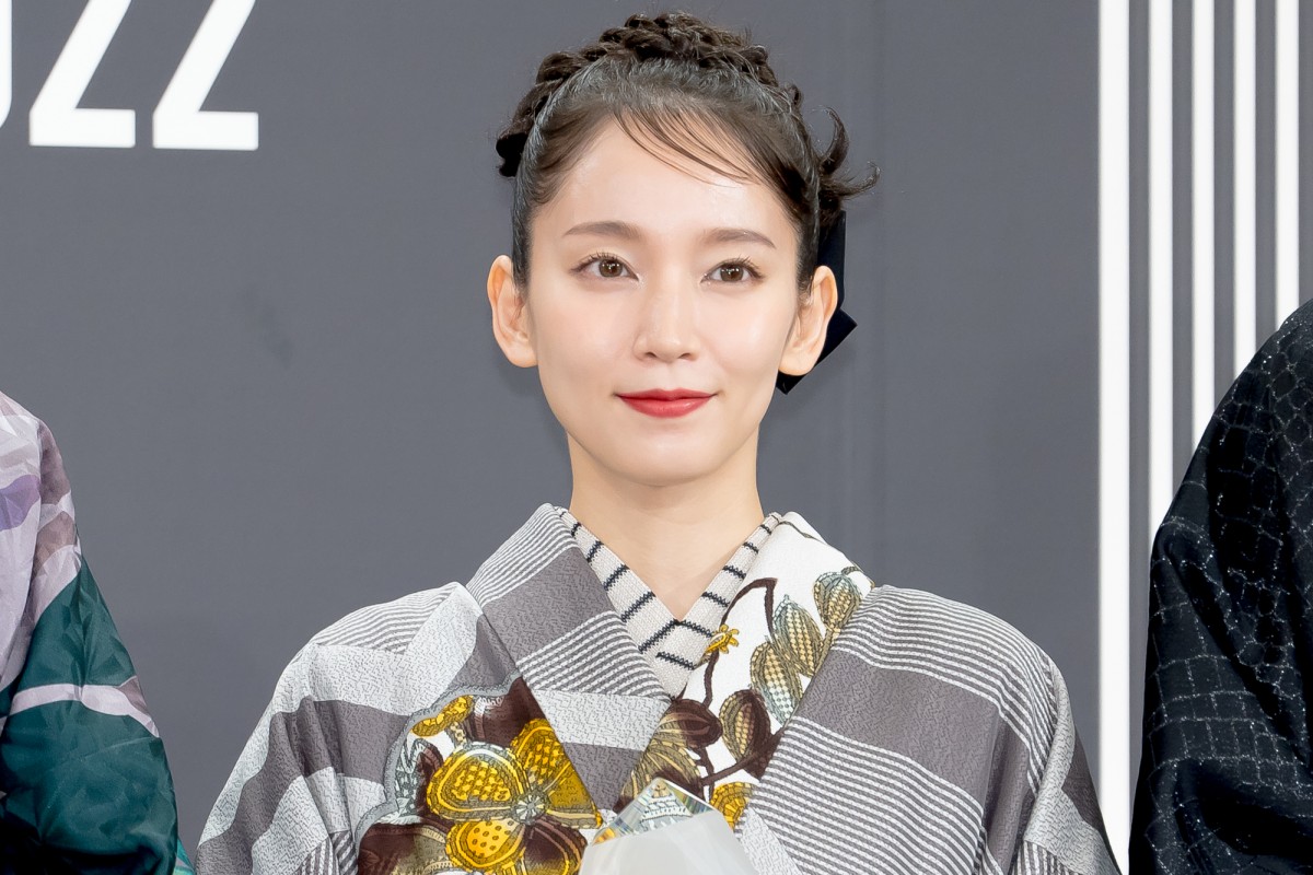 吉岡里帆、グレー基調の着物でランウェイ　着物は「憧れの装い」