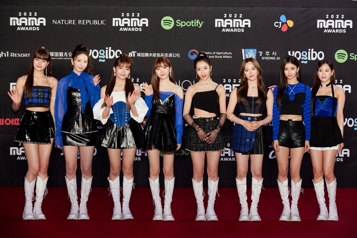 NiziU、リク除く8人でレッドカーペットに　マコが韓国語であいさつ＜2022 MAMA AWARDS＞