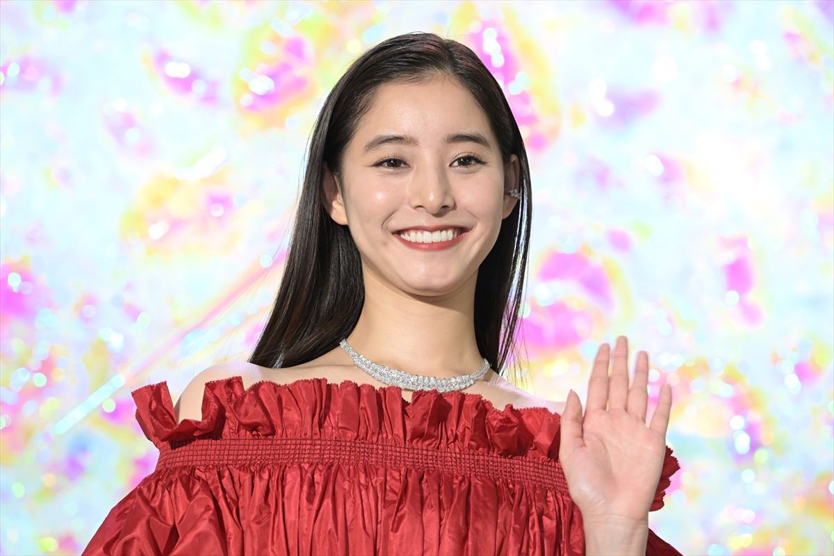 新木優子、美しい深紅のドレス姿　ツリー点灯式でクリスマスの思い出語る
