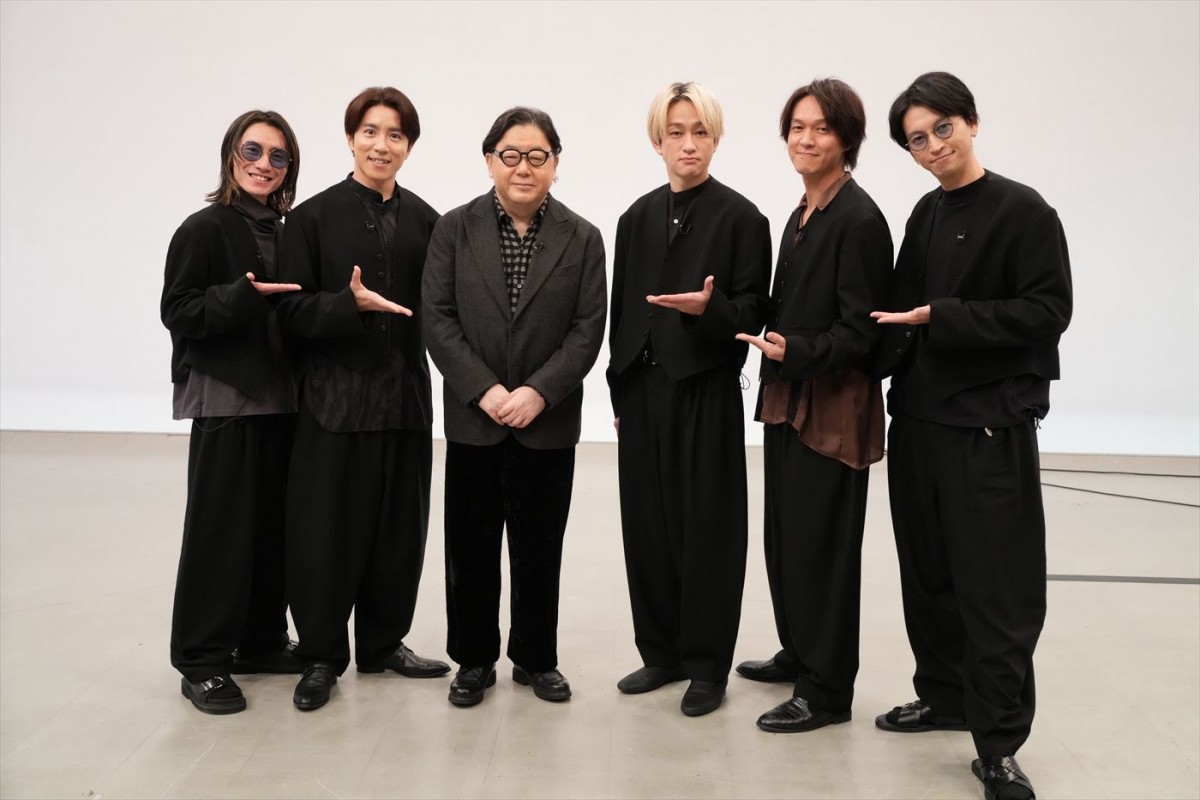 12月26日放送『関ジャニ∞の あとはご自由に』より(左から)関ジャニ∞・安田章大&村上信五、秋元康、関ジャニ∞・横山裕&丸山隆平&大倉忠義