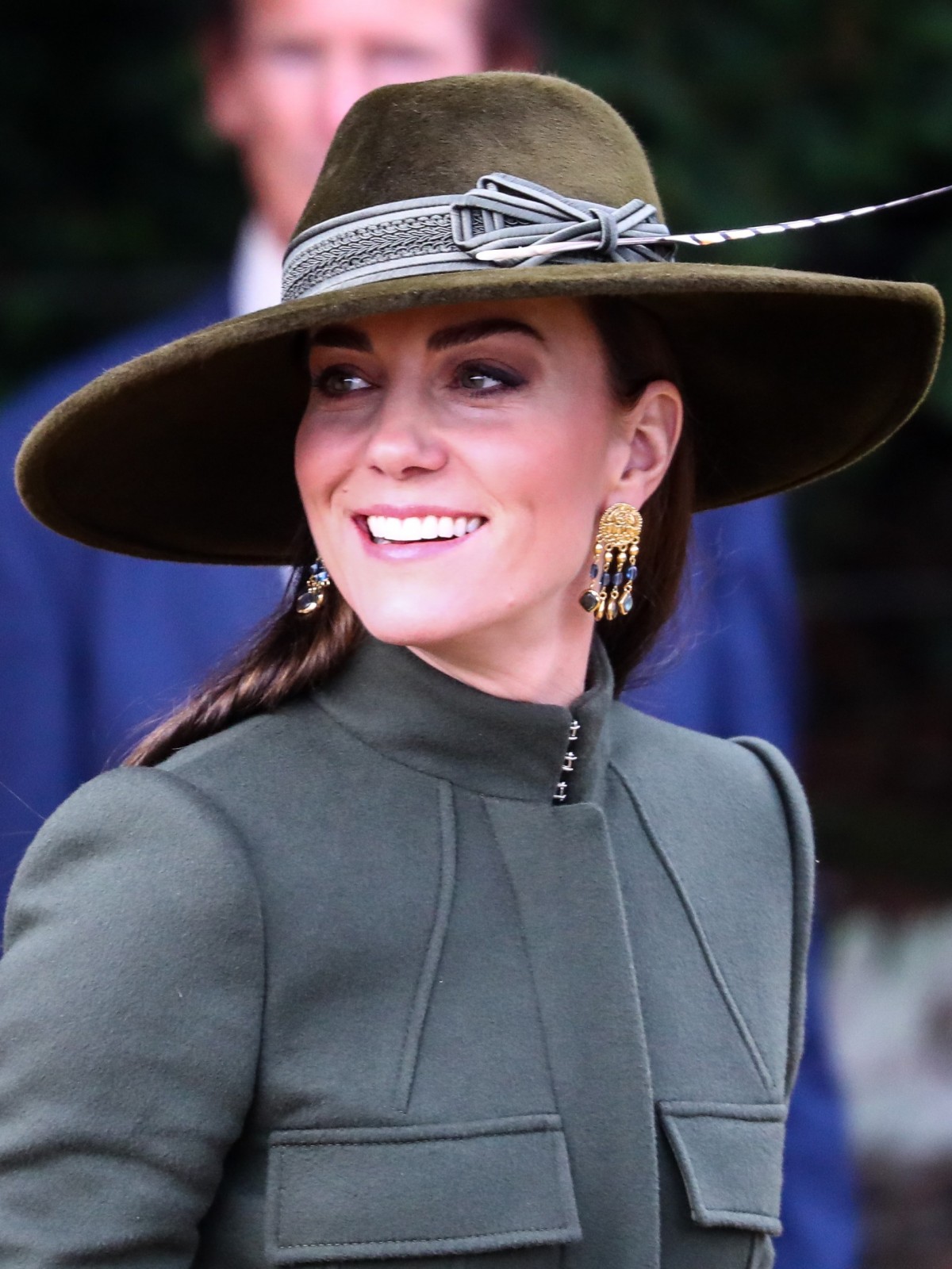 キャサリン妃、エレガントなダークグリーンのコートドレス姿　詰めかけたファンと交流
