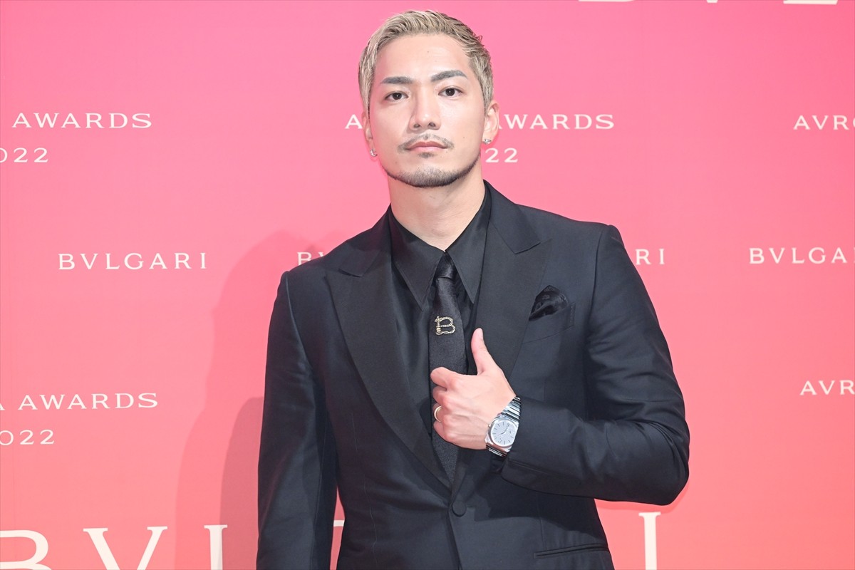 山下智久、ブラックスーツでスタイリッシュに登場　2022年は「幸せな一年を過ごせた」