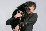 【写真】中島健人、共演犬の登場に笑顔　触れ合う両者に二宮和也「ずっと見てられる」