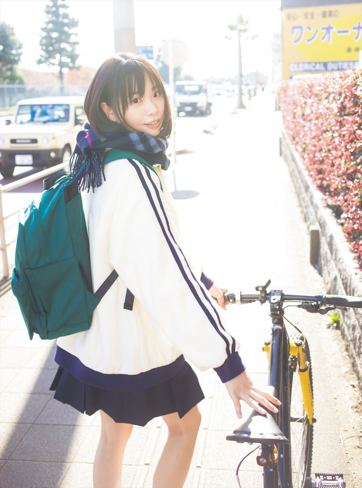 「制コレ22」石井優希、キラキラ笑顔の制服＆水着ショット