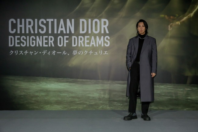 「クリスチャン・ディオール、夢のクチュリエ」展プレビューのフォトコールに登場した俳優の山下智久