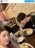 仲良く夫婦カレーを楽しむ奥菜恵＆木村了　※「木村了」インスタグラム